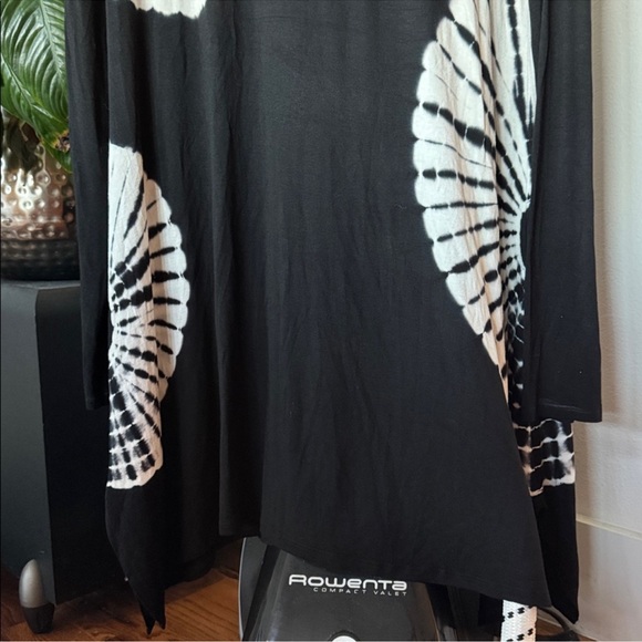 Soft Surroundings Tie Dye Rayon Tunic Top Sz L Black White asymmetrical hem - Picture 7 of 8